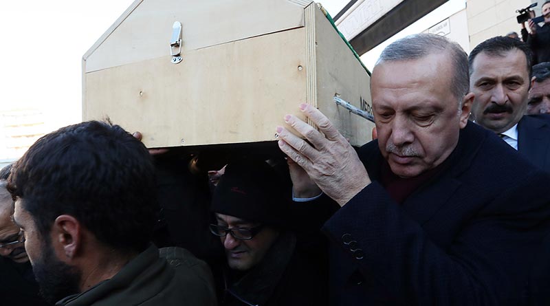 Τουρκία: Ο Ερντογάν σήκωσε φέρετρο στην κηδεία θυμάτων του φονικού σεισμού (Photos+Video)