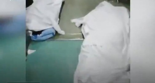 Κίνα: Bίντεο-ντοκουμέντο δείχνει νεκρούς του κορονοϊού «πεταμένους» σε διάδρομο νοσοκομείου δίπλα σε ασθενείς (Video)