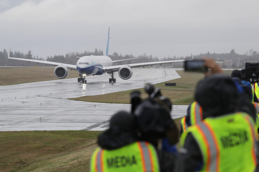 Παρθενικό ταξίδι για το μεγαλύτερο «μίνι τζάμπο» της Boeing (Photos+Video)