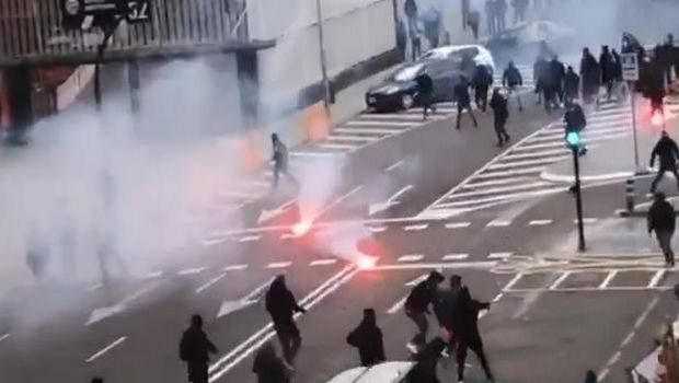 Άγριες συγκρούσεις οπαδών πριν το Βαλένθια – Μπαρτσελόνα (Videos)
