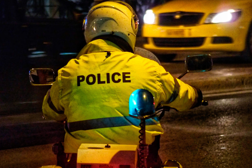 Ηλιούπολη: Επίθεση κατά αστυνομικών με πέτρες και φωτοβολίδες κοντά σε γραφεία συνδέσμου