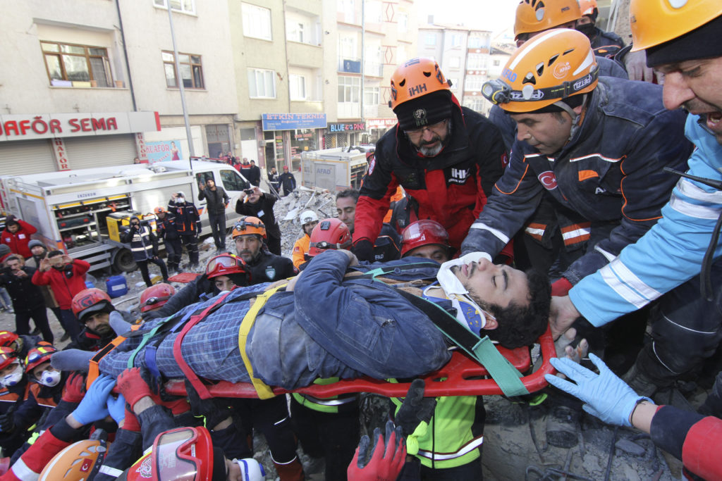 Τουρκία-σεισμός: Στους 35 οι νεκροί – Αγώνα συνεχίζουν να δίνουν τα σωστικά συνεργεία (Photos+Videos)