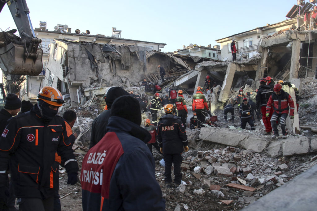 Σεισμός στην Τουρκία: Εξανεμίζονται οι ελπίδες ανεύρεσης ζωντανών – Πολικό ψύχος με -10β. Κελσίου (Photos+Videos)