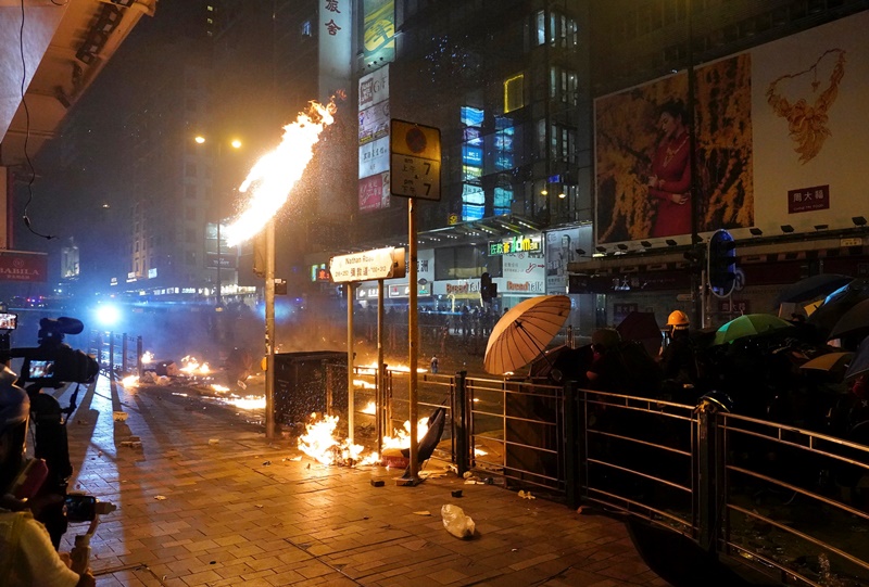 Xονγκ Κονγκ: Διαδηλωτές έριξαν μολότοφ εναντίον κτιρίου όπου θα στεγαζόταν πιθανά κρούσματα του κορονοϊού