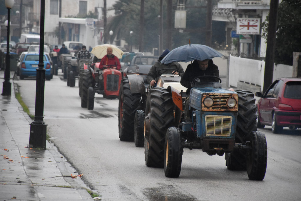 Στους δρόμους με τα τρακτέρ οι αγρότες κατά της κυβέρνησης