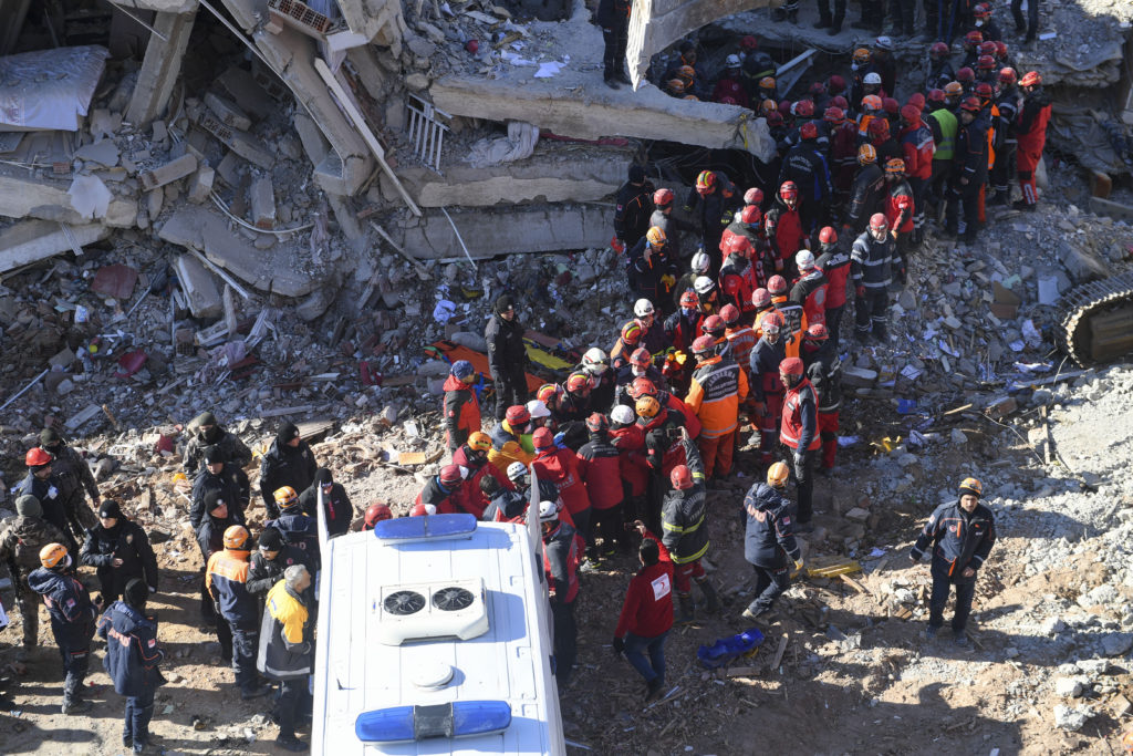 Τουρκία: Στους 39 οι νεκροί από τον σεισμό – Τα σωστικά συνεργεία αναζητούν εγκλωβισμένους