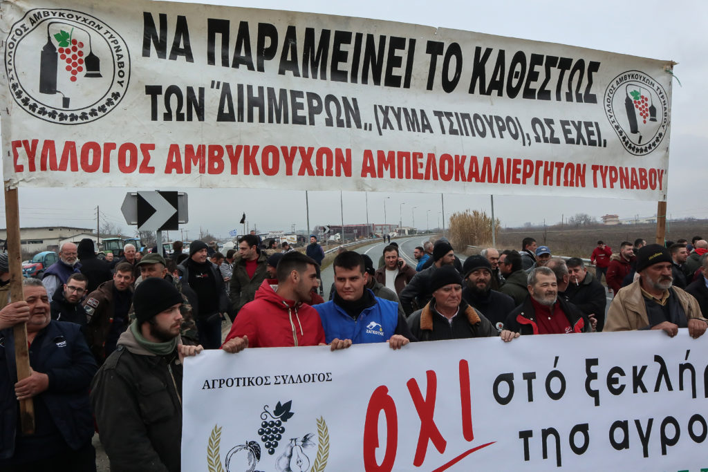 Και στη Λάρισα οι αγρότες με τα τρακτέρ στους δρόμους