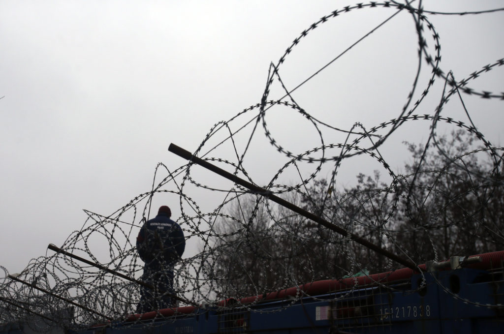 Ουγγαρία: Αξιωματικός έριξε προειδοποιητικά πυρά κατά μεταναστών