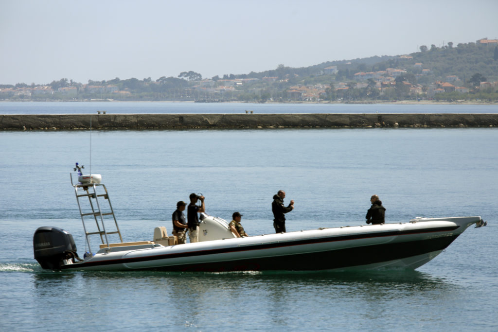 Κυβερνητικές αστειότητες: Στήνει πλωτό φράγμα για πρόσφυγες στο Αιγαίο
