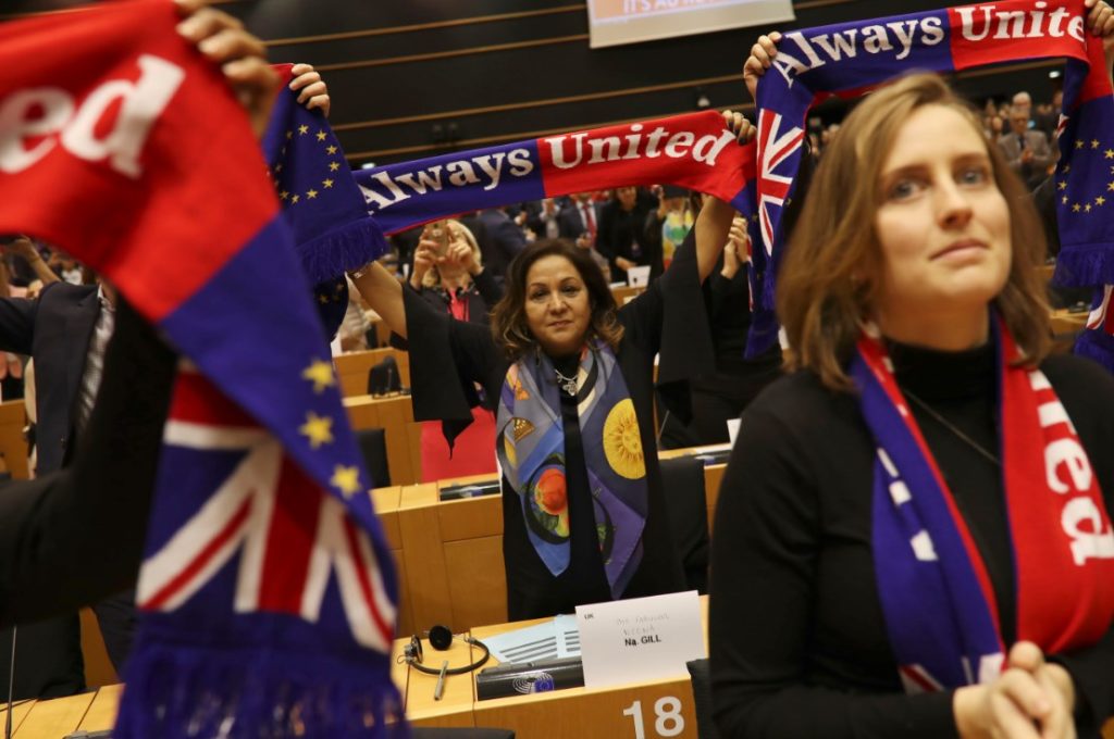 «Αντίο» από ευρωκοινοβούλιο σε Βρετανία με ευρεία πλειοψηφία και… τραγούδι