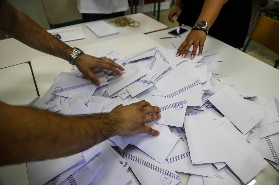 Βομβαρδισμός δημοσκοπήσεων για να δείξουν τεχνητά… καλό κλίμα