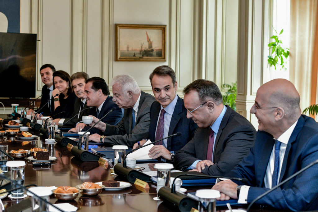 Οι μπλε φάκελοι που… μοίρασε ο Μητσοτάκης στους υπουργούς του (Photos)