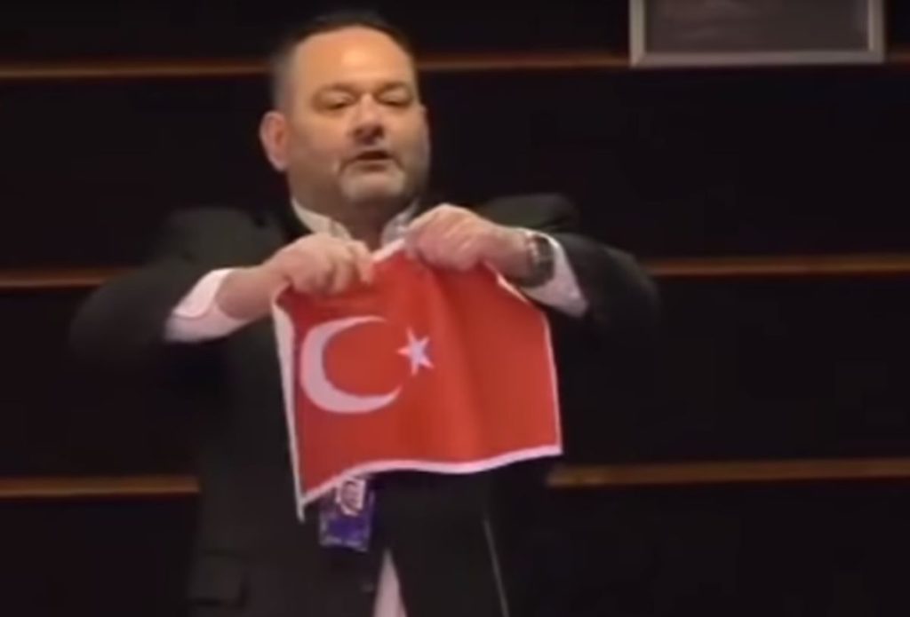 Εθνικιστικό κρεσέντο Λαγού: Έσκισε τουρκική σημαία στην ευρωβουλή (Video)