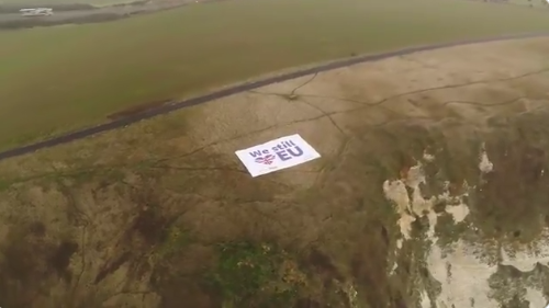 Ακτιβιστές κατά του Brexit ανήρτησαν πανό που γράφει «Εξακολουθούμε να αγαπάμε την ΕΕ» (Video)