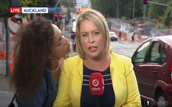 Η αντίδραση δημοσιογράφου όταν πήγαν να τη φιλήσουν on air (Video)