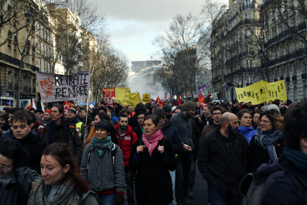 Γαλλία: Οι απεργίες για το συνταξιοδοτικό έφεραν και συρρίκνωση της οικονομίας