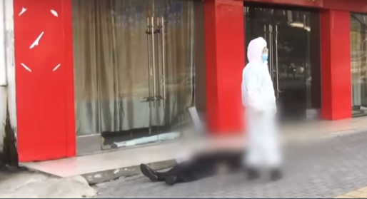 Κίνα: Άνδρας πέθανε στη μέση του πεζοδρομίου και δεν τον πλησίαζε κανείς (Video)