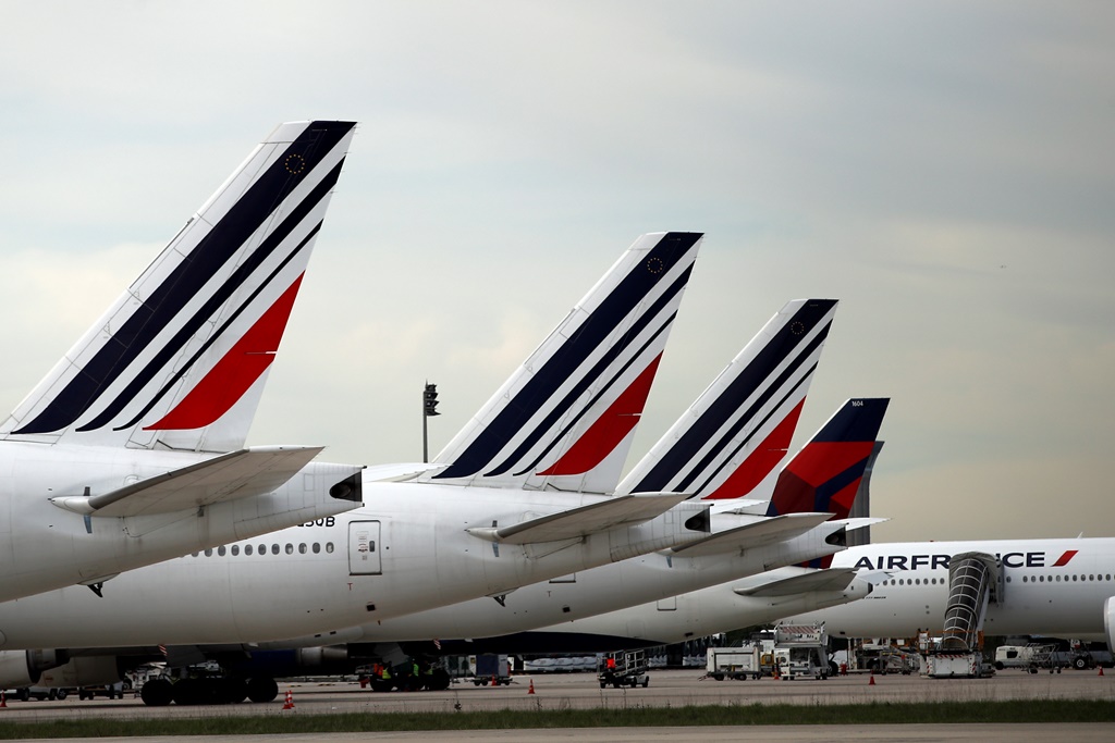 Ο κορονοιός «χτυπά» τις αεροπορικές εταιρείες – Κόβουν δρομολόγια λόγω μειωμένης ζήτησης
