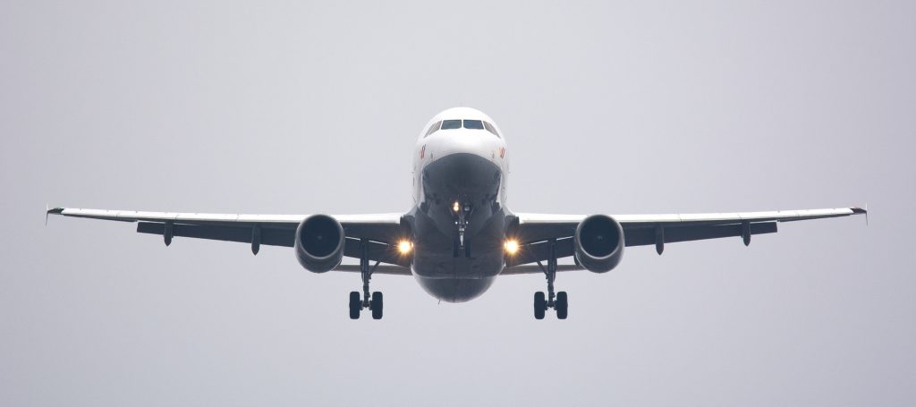 Αναστάτωση σε αεροπλάνο λόγω αποτυχημένης φάρσας για τον κορονοϊό (Video)