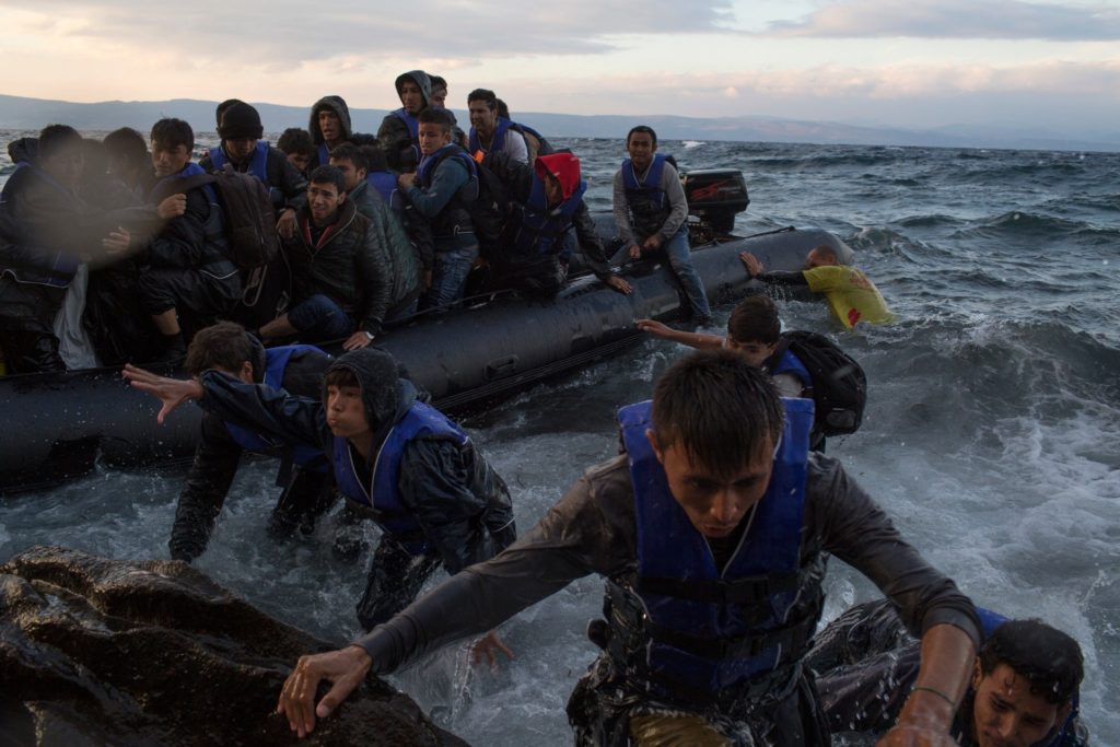 Κόλαφος New York Times για «πλωτό φράγμα»: «Η απάντηση της Ελλάδας στους μετανάστες ονομάζεται “ντροπή”»!