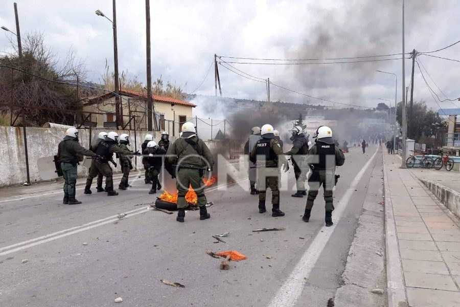 Λέσβος: Νέες συγκρούσεις μεταναστών – αστυνομικών με φωτιές και χημικά (Video – Photos)