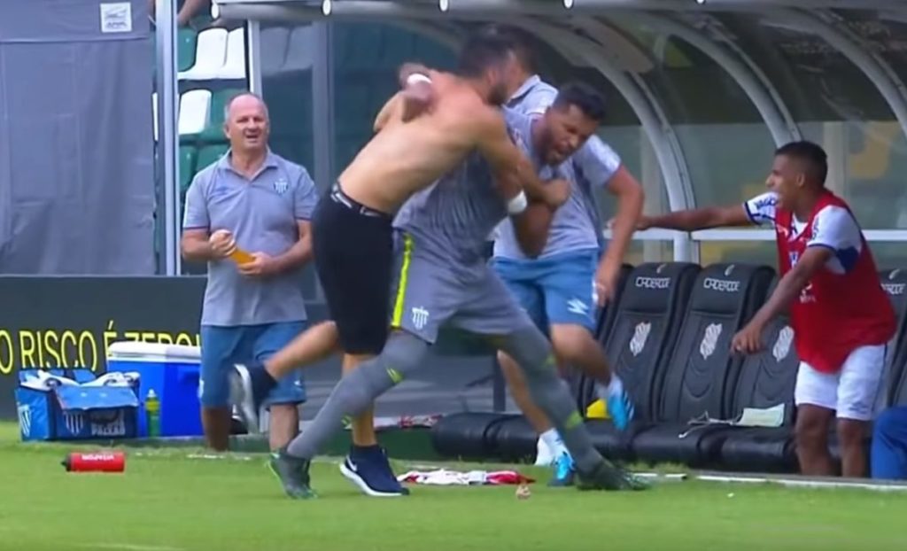 Βραζιλία: Ποδοσφαιριστής ρίχνει κάτω οπαδό και δέχεται κλωτσιά στο κεφάλι (Video)