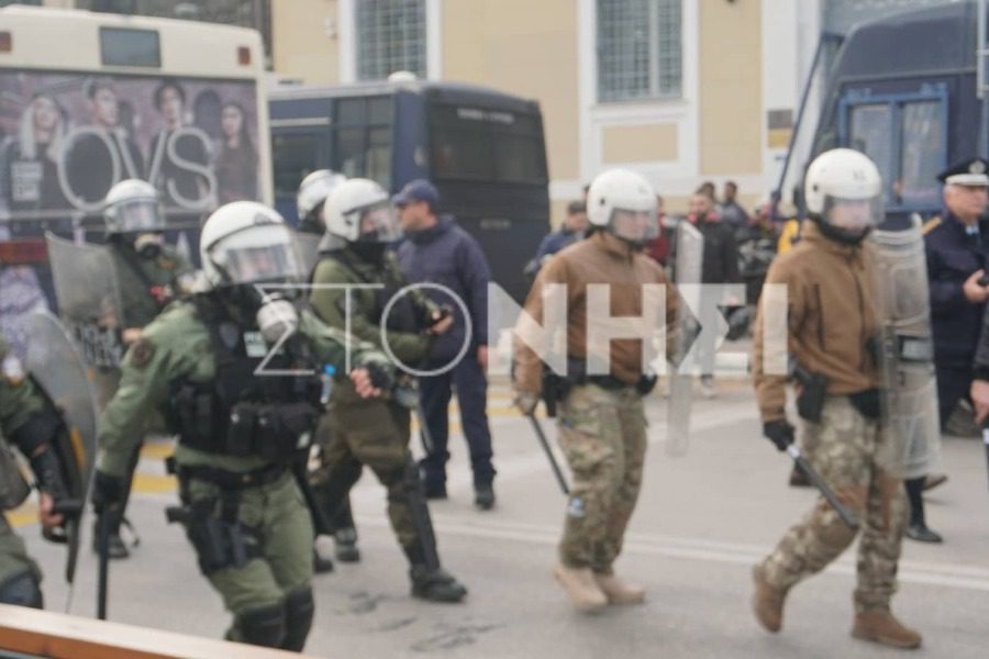 Η αστυνομία διέλυσε τη διαμαρτυρία των αιτούντων άσυλο στη Μυτιλήνη (Photos & Video)