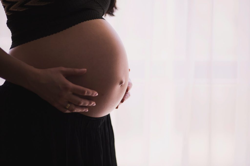 Μεταδίδεται ο κορονοϊός από την έγκυο στο παιδί; Κινέζοι γιατροί… επιχειρούν να απαντήσουν