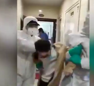 Συγκλονιστικό βίντεο: Γιατροί μεταφέρουν σηκωτούς ασθενείς με κορονοϊό που αρνούνται να μπουν σε καραντίνα