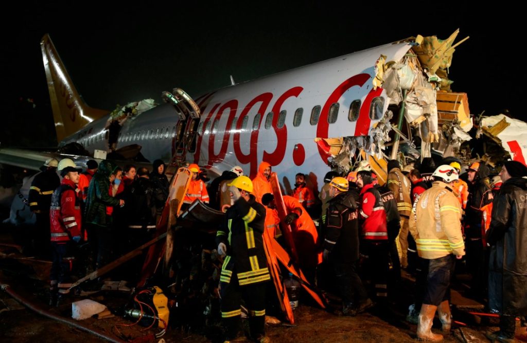 Αεροσκάφος κόπηκε στα δύο στην Κωνσταντινούπολη – Ένας νεκρός, πάνω από 150 οι τραυματίες (Video)