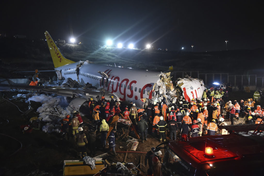 Κωνσταντινούπολη: Τρεις νεκροί και 179 τραυματίες στο αεροπορικό δυστύχημα – Βίντεο από την στιγμή της συντριβής