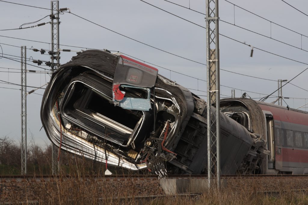 Ιταλία: Εκτροχιάστηκε τρένο – Τουλάχιστον ένας νεκρός και 30 τραυματίες (Video – Photos)
