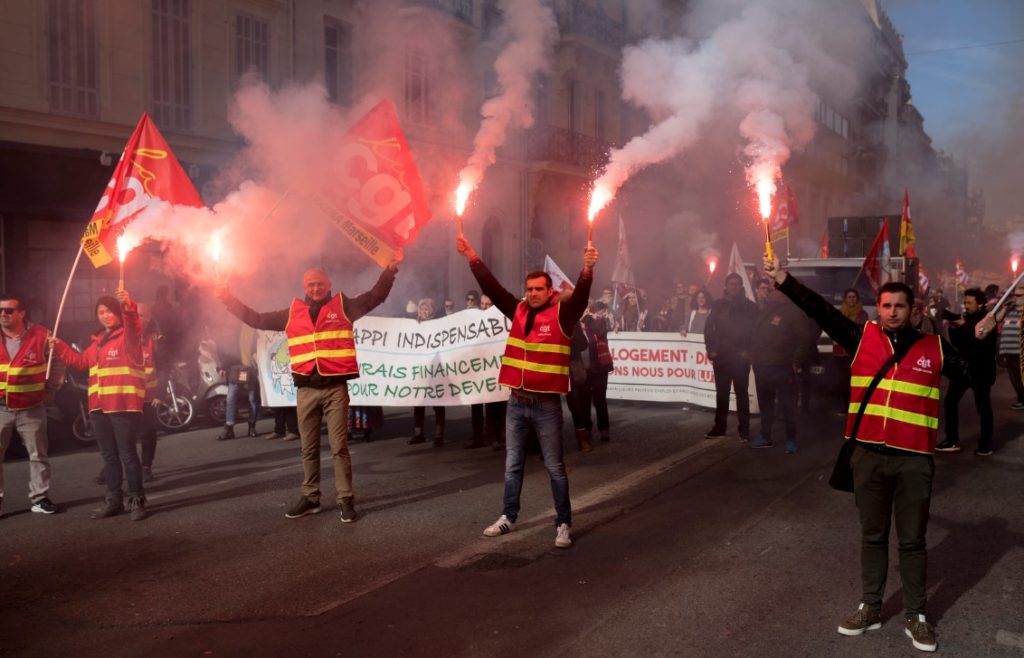Ξανά στους δρόμους οι Γάλλοι – Απέναντι στον Μακρόν και το συνδικάτο μεταφορών