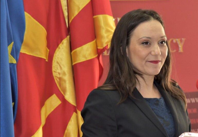 Βόρεια Μακεδονία: Υπουργός του ακροδεξιού VMRO επανέφερε την πινακίδα με το προηγούμενο όνομα της χώρας