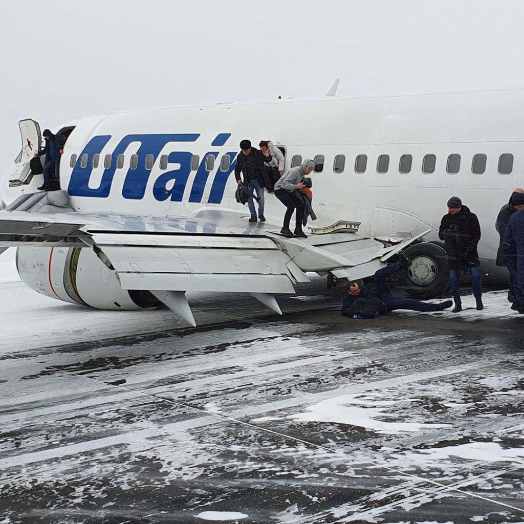 Ρωσία: Αεροπορικό θρίλερ σε παγωμένο αεροδιάδρομο – Η ξέφρενη προσγείωση κατέληξε στα… χιόνια  (Photos+Videos)