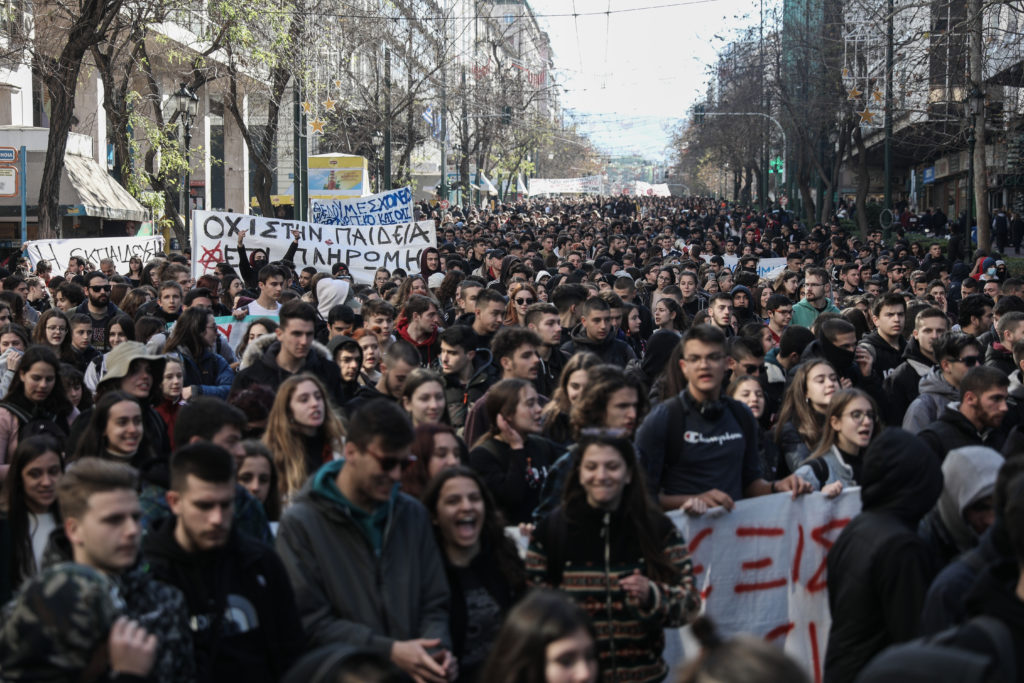 Στους δρόμους οι μαθητές κατά του νομοσχεδίου για τα πτυχία ΑΕΙ – Κολεγίων (Photos & Video)