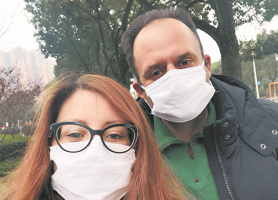 Ζευγάρι Ελλήνων στην Κίνα: Ελέγχουν κάθε πότε μπορούμε να βγούμε από το διαμέρισμά μας