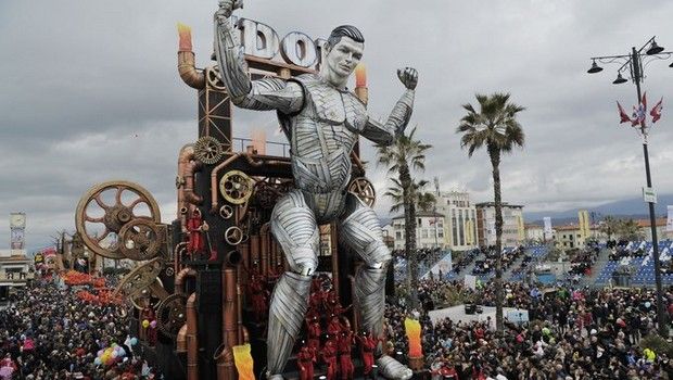 Αποθέωση του «Iron man» – Κριστιάνο Ρονάλντο σε… καρναβάλι (Photos)