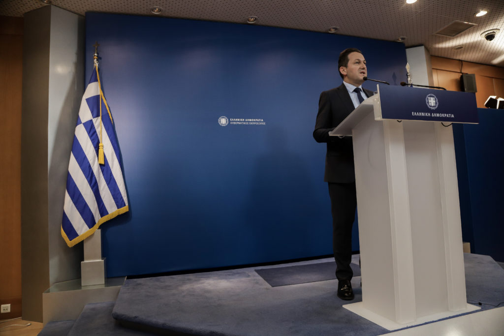 Ο Πέτσας επιχείρησε να δικαιολογήσει τα κενά με… αντιπολίτευση στον ΣΥΡΙΖΑ