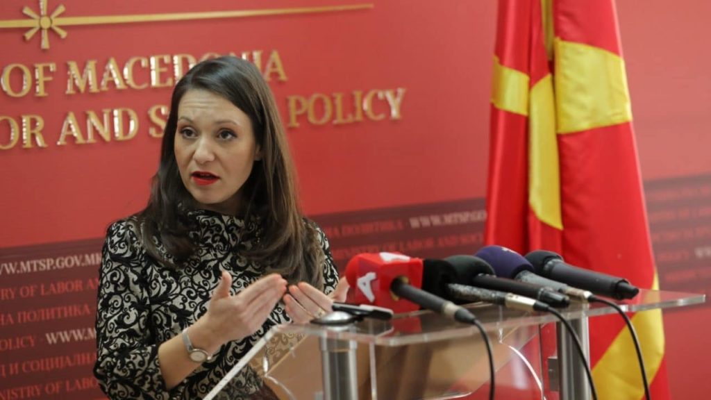Βόρεια Μακεδονία: Ζητείται από τη Βουλή η αποπομπή της υπουργού που «θυμήθηκε» τον αλυτρωτισμό