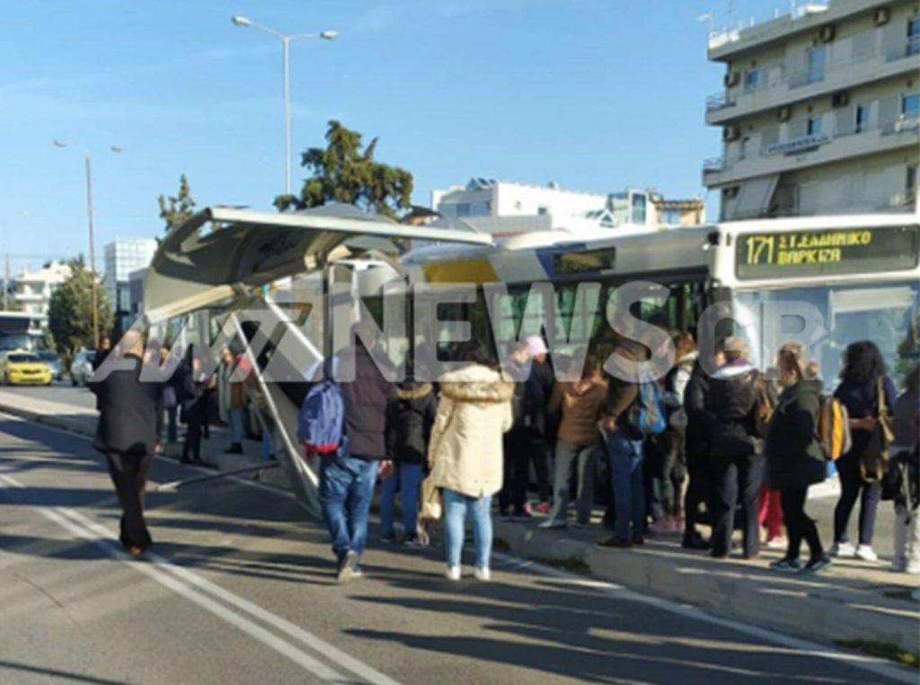 Πανικός στη Γλυφάδα: Λεωφορείο έπεσε σε στάση