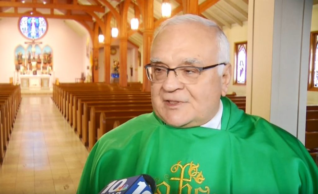 Σάλος με τη δήλωση καθολικού ιερέα στις ΗΠΑ: «Η παιδοφιλία δεν σκοτώνει, αντίθετα με την έκτρωση» (Video)