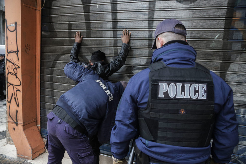 Επιχείρηση-σόου της αστυνομίας στο κέντρο της Αθήνας (Photos – Video)