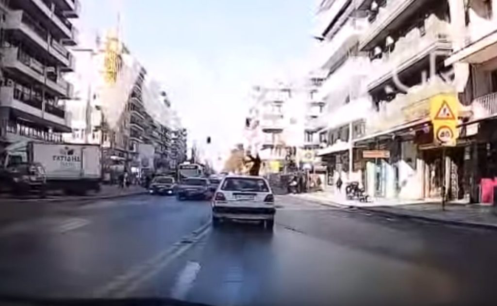 Θεσσαλονίκη: Καρέ – καρέ η σοκαριστική στιγμή που αυτοκίνητο χτυπά μία γυναίκα (Video)