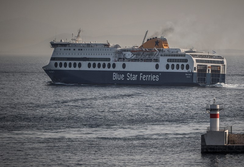 Οι ισχυροί άνεμοι εμποδίζουν το Blue Star 2 να δέσει στο λιμάνι της Ρόδου