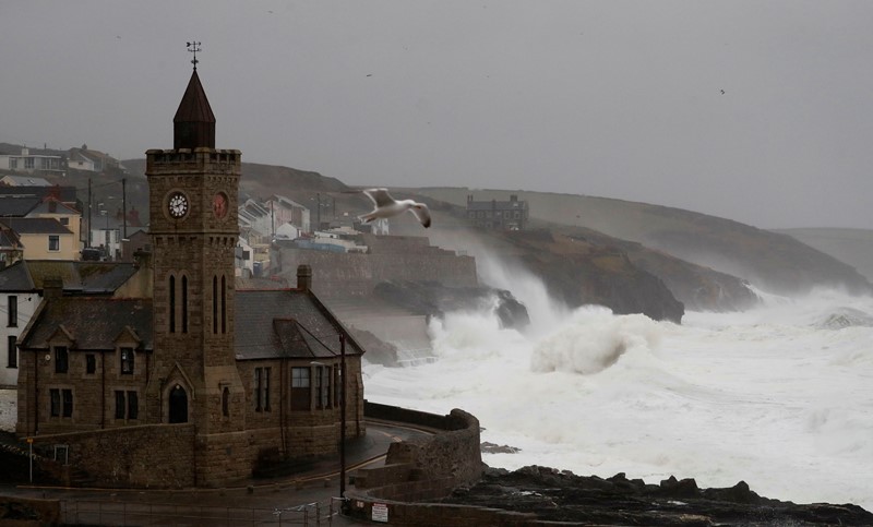 «Θανάσιμος κίνδυνος» στη Βρετανία, που πλήττεται από την καταιγίδα Ντένις