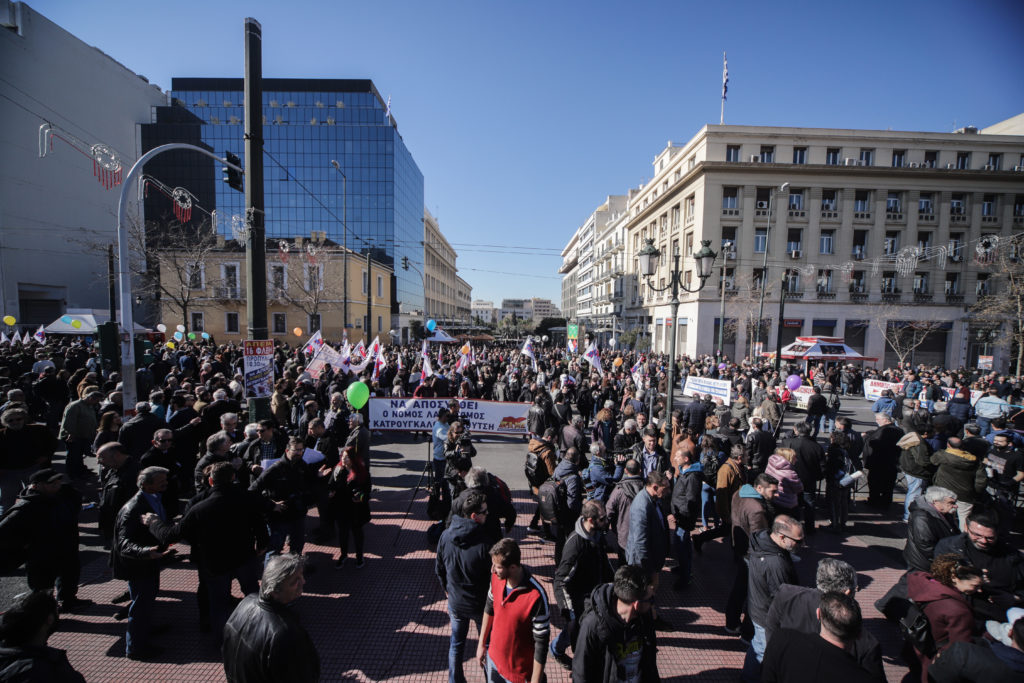 Σε απεργιακό κλοιό η χώρα λόγω ασφαλιστικού – Χωρίς μέσα μεταφοράς, δεμένα τα πλοία