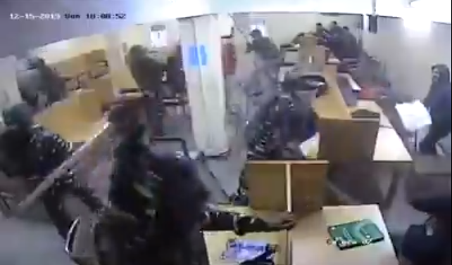 Ινδία: Εισβολή αστυνομικών σε πανεπιστημιακή βιβλιοθήκη και επίθεση κατά φοιτητών (Video)