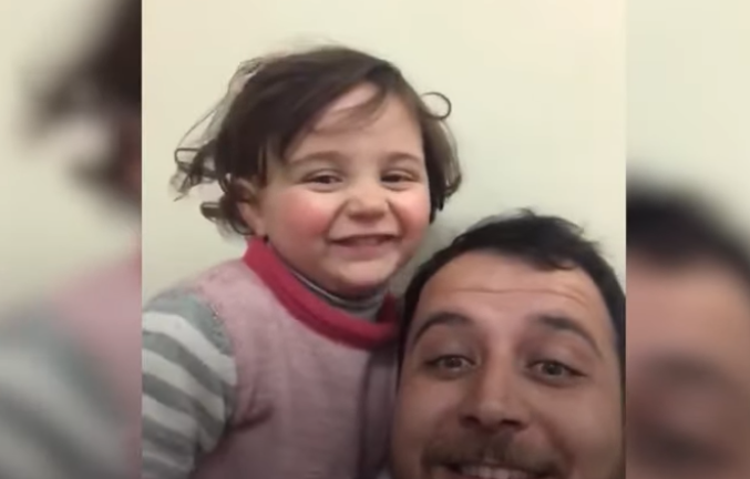 Συρία: Πατέρας μαθαίνει στην τρίχρονη κόρη του να γελάει με τις βόμβες που πέφτουν (Video)