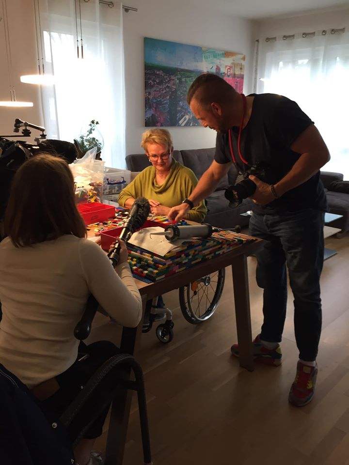 Μία γιαγιά στη Γερμανία φτιάχνει ράμπες για αναπηρικά αμαξίδια από Lego (Video)